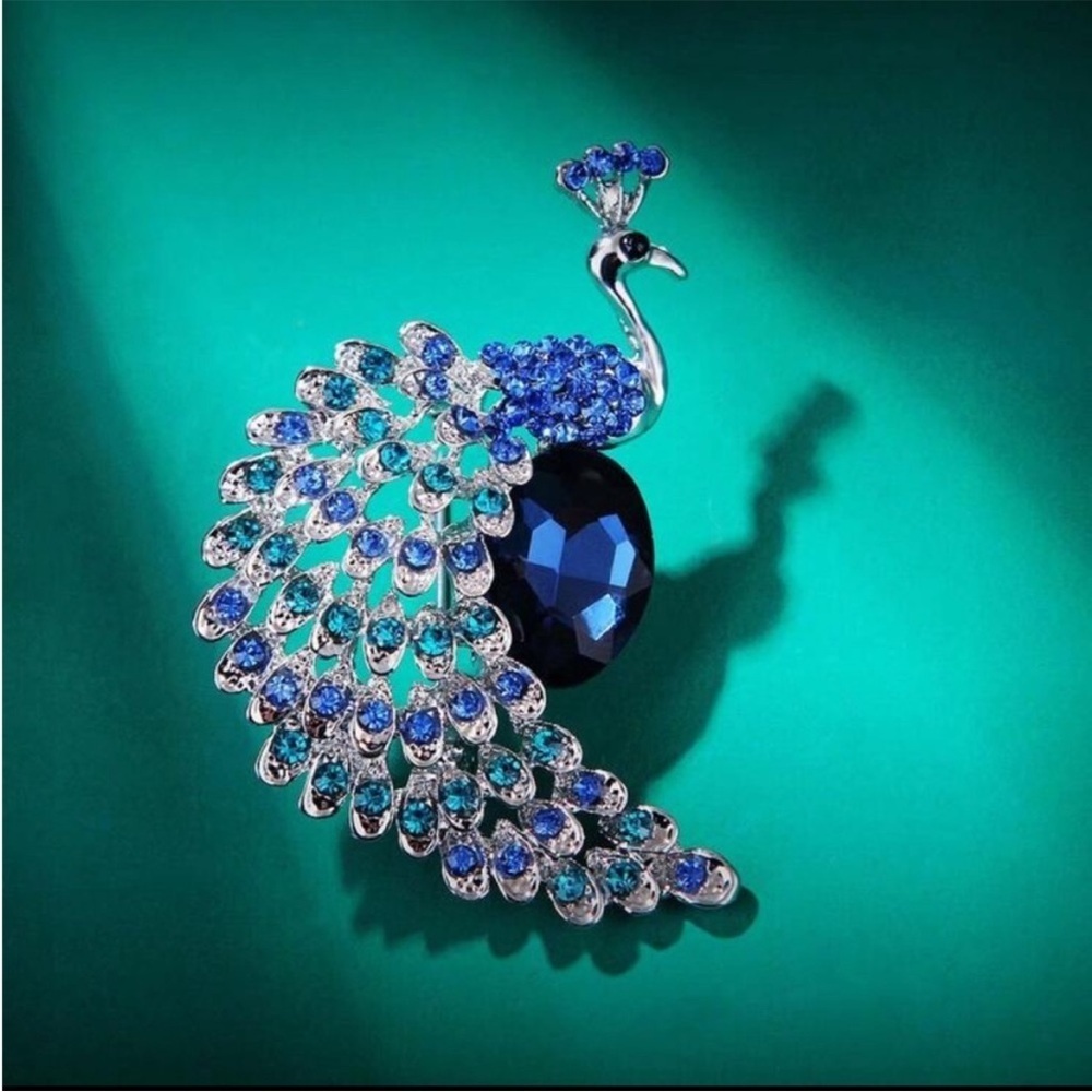 Elegant Blue Peacock Crystal Brooch - Picture 3 of 4